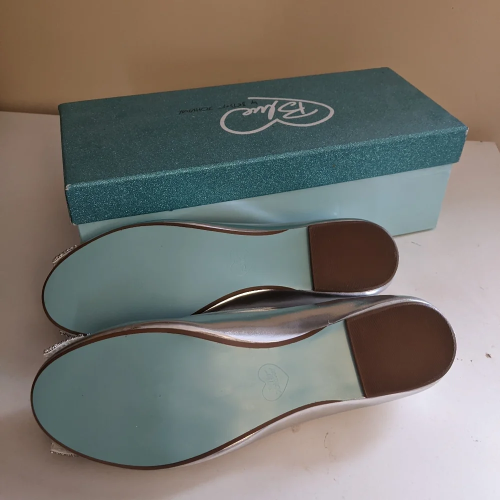 Betsy Johnson silver bow ballet flats - Picture 3 of 4